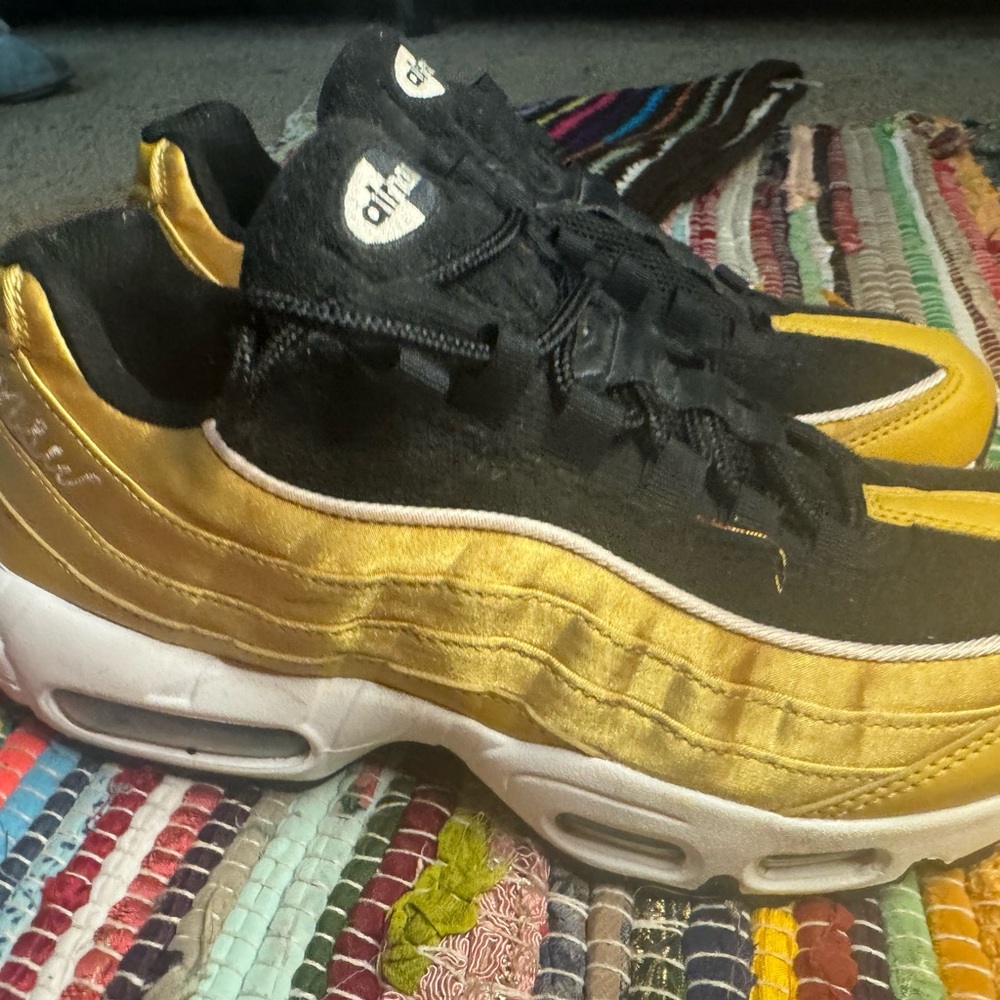 💛🖤black and gold nikes🖤💛